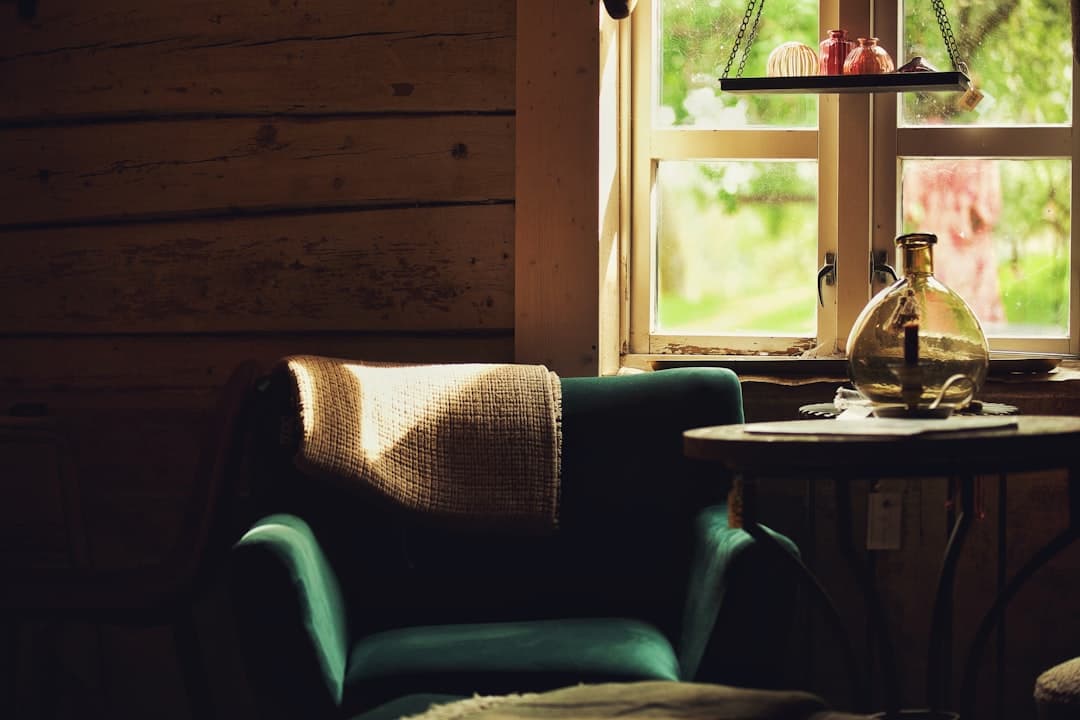 Mysig stuginteriör med ett äldre fönster