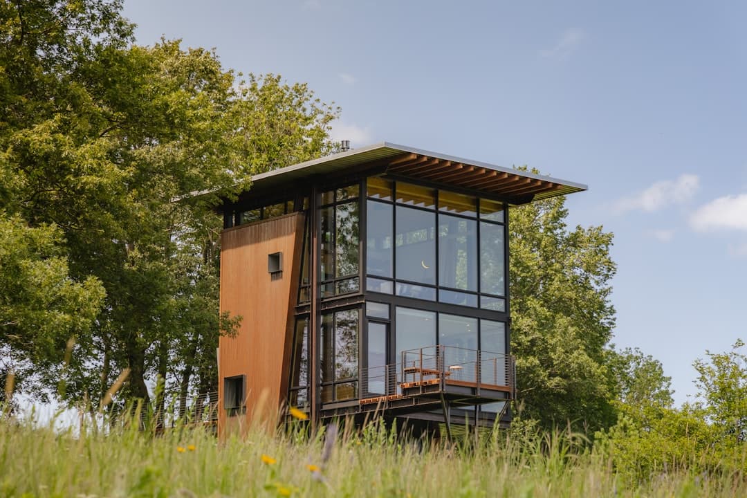 Modernt arkitektritat hus med stora glaspartier — exempel på fönsterbyte med uppgradering