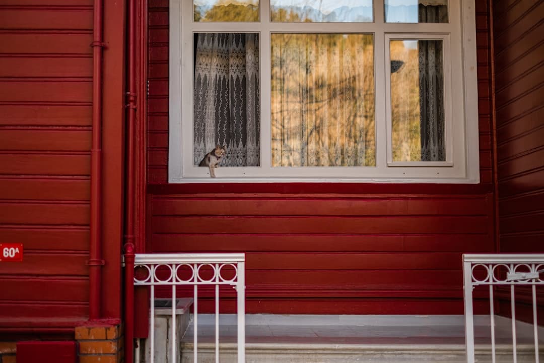 Röd träfasad med vitt fönster