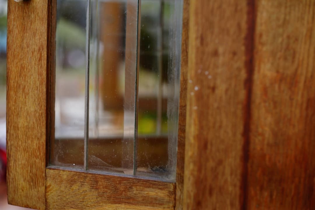 Närbild på trärbåge med glas